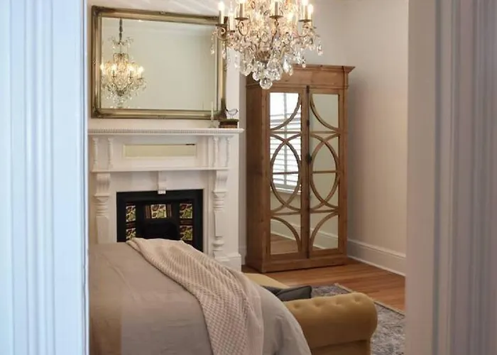 King Beds With Fireplace And Spa Bath With Parking And Central Location