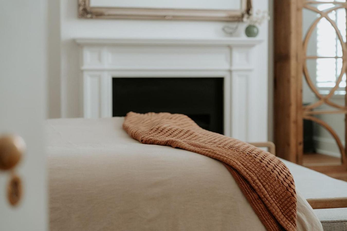 King Beds With Fireplace And Bath With Parking And Location Holiday home Hobart