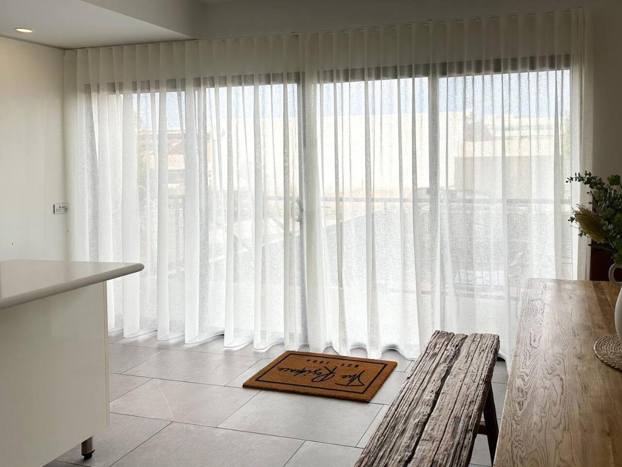 King Beds With Fireplace And Bath With Parking And Location Hobart