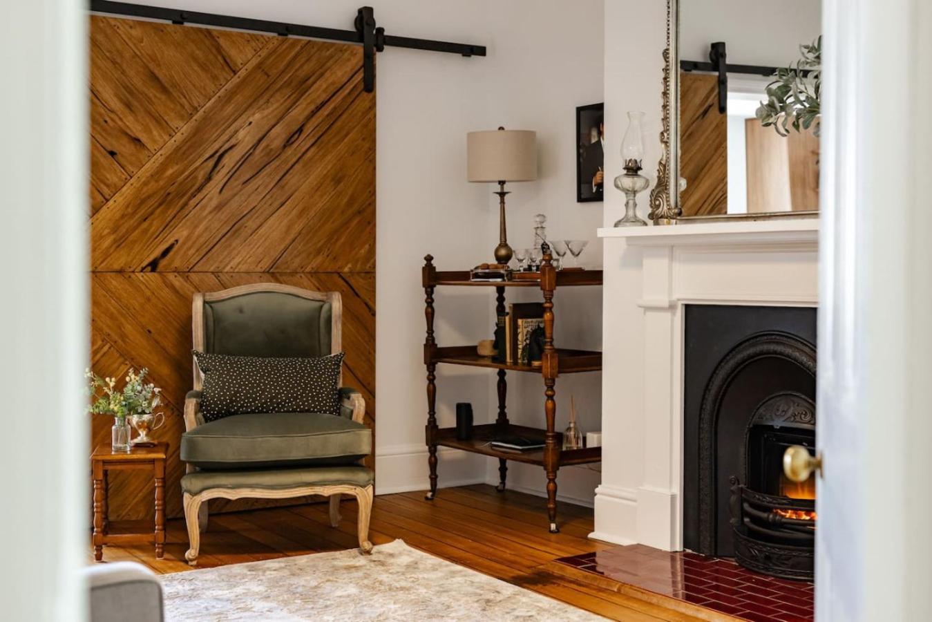 King Beds With Fireplace And Bath With Parking And Location Holiday home