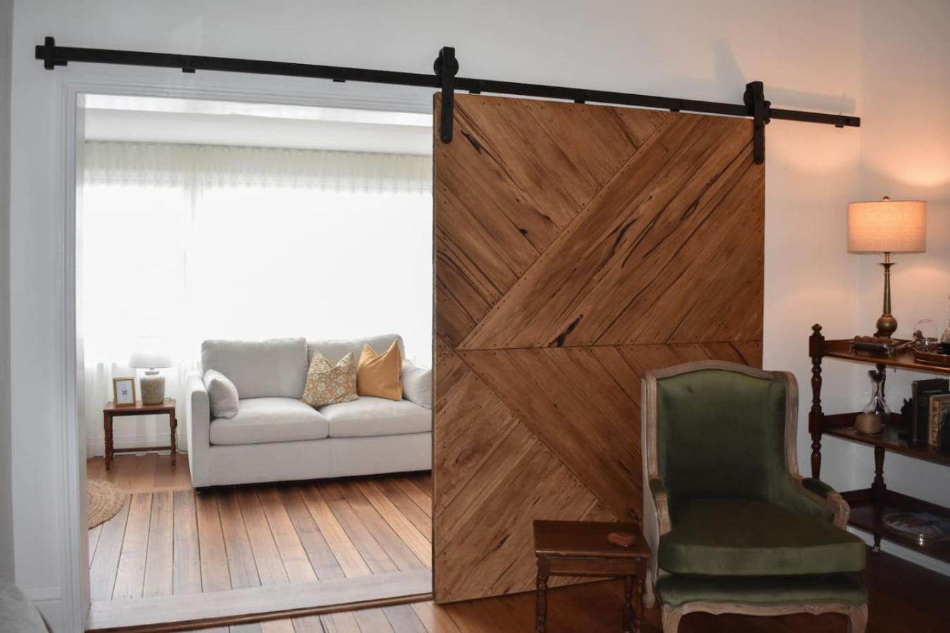 King Beds With Fireplace And Bath With Parking And Location