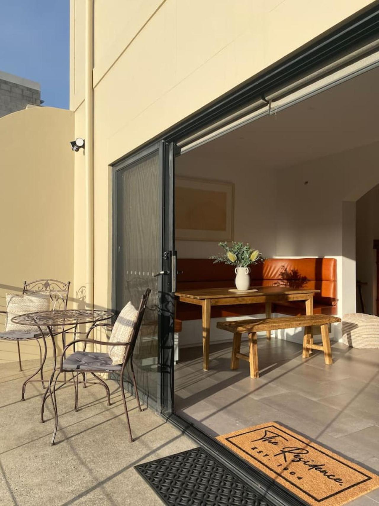 King Beds With Fireplace And Bath With Parking And Location Holiday home