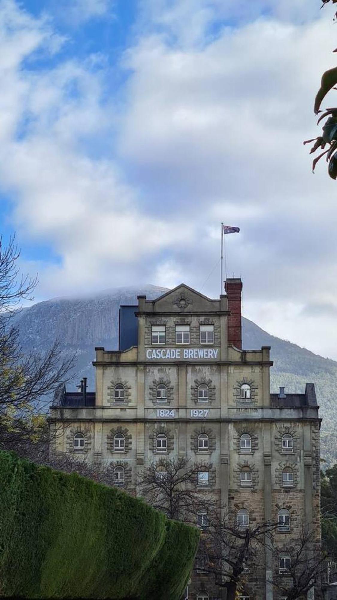 King Beds With Fireplace And Bath With Parking And Location Hobart